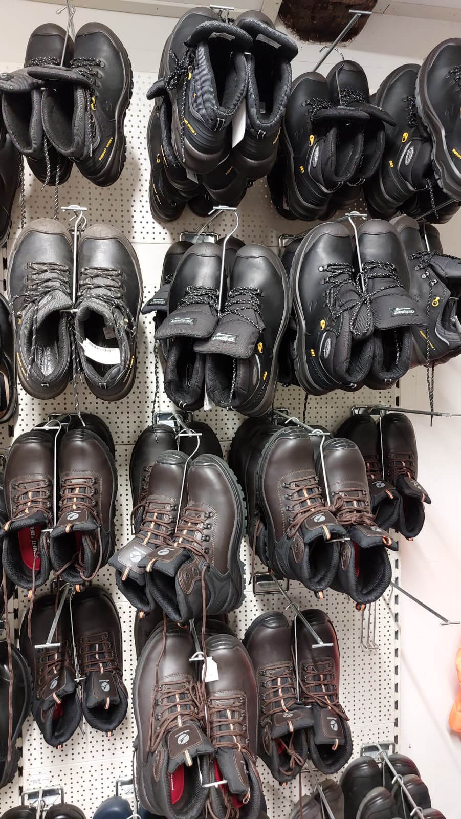 Werkschoenen / Veiligheidsschoenen - Diverse maten en uitvoeringen - Prijs verschilt
